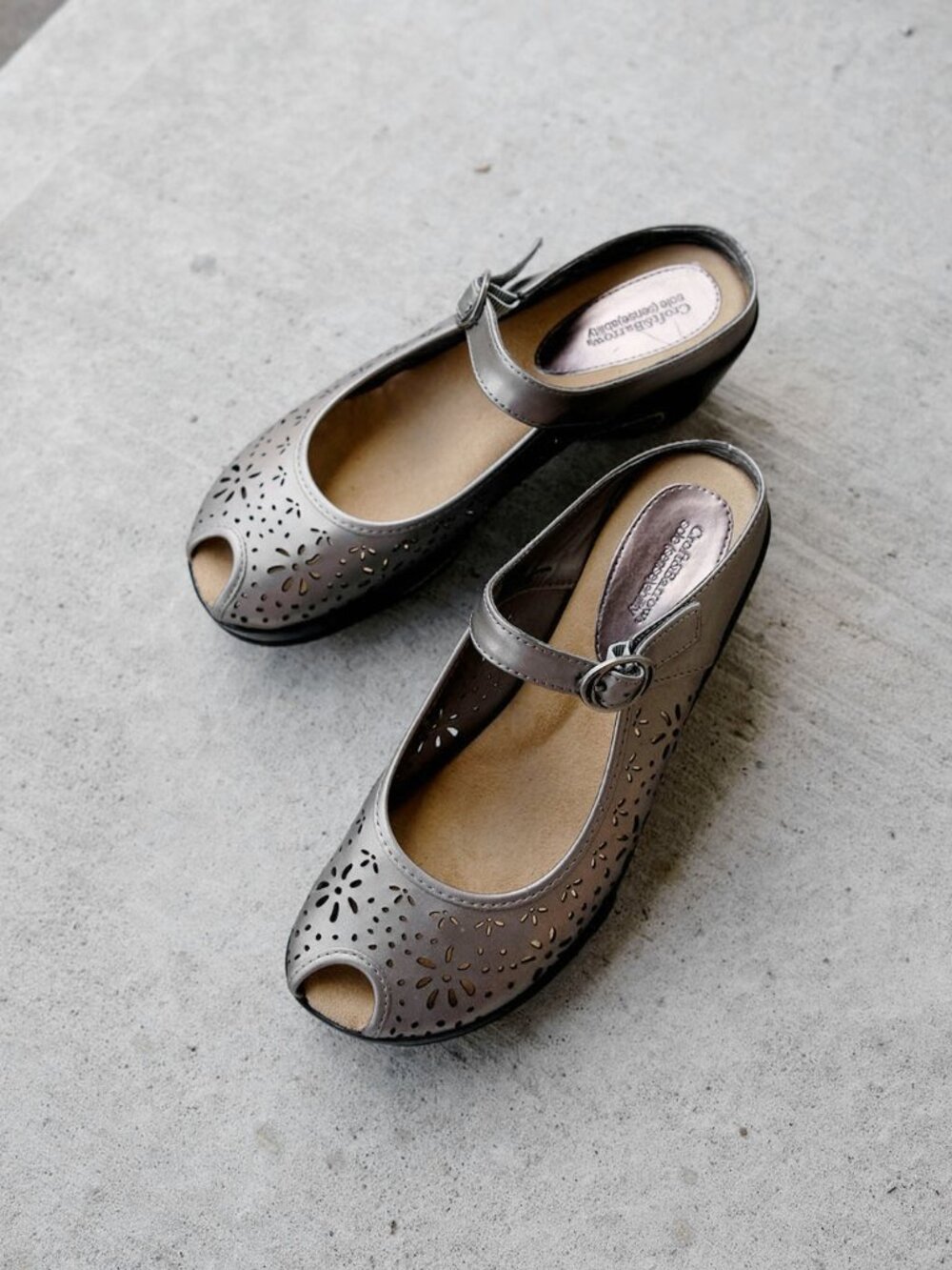 Croft & Barrow Sole(sense)ability Metallic Laser Cut Mary Jane Wedges Size 9 EUC